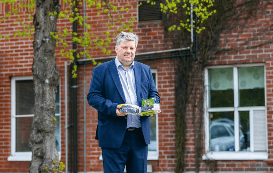 HoviRuoka Oy:n toimitusjohtaja Pekka Kaikkonen toimitilojen edustalla kesäisessä kuvassa.