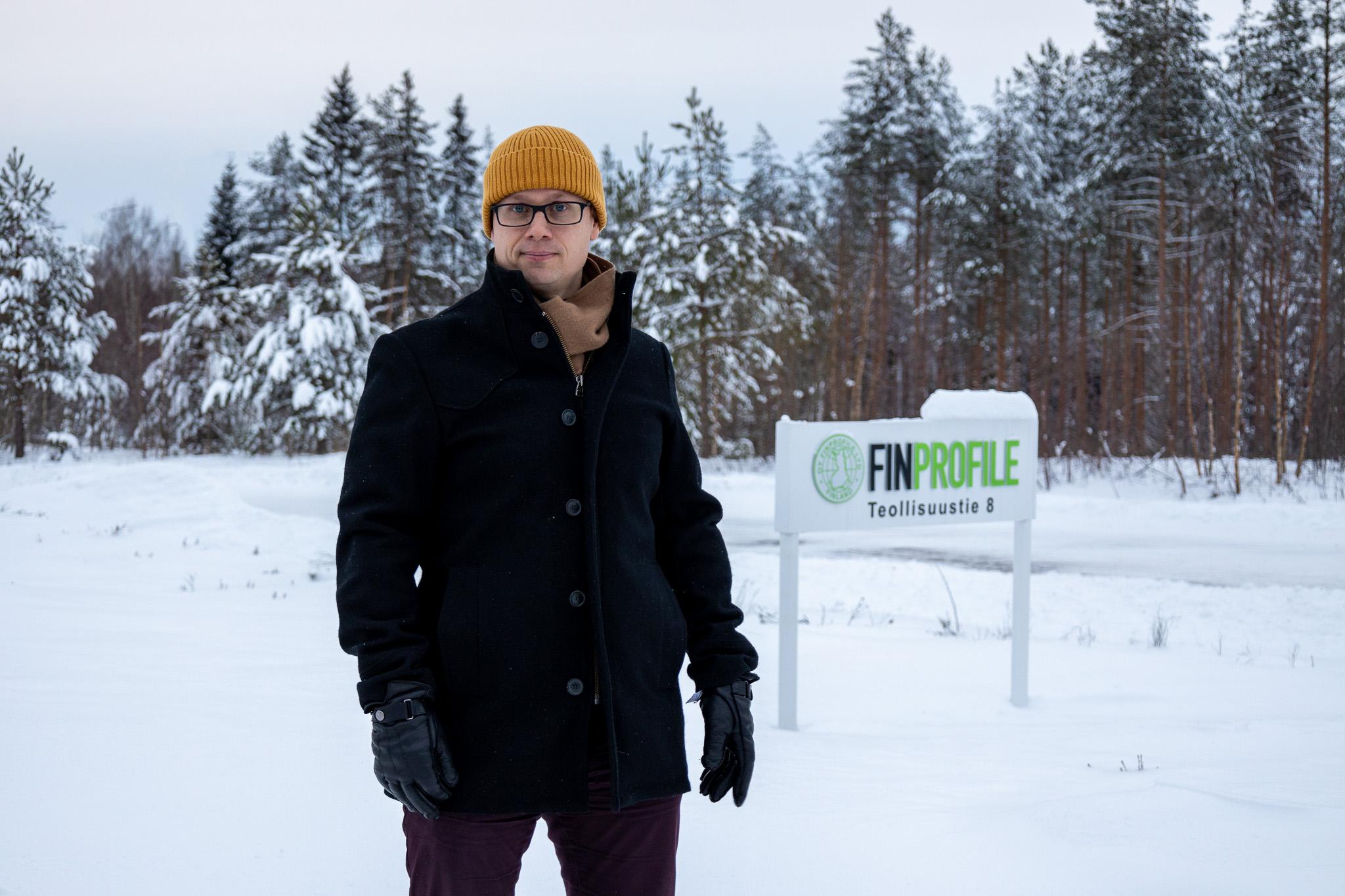Finprofilen toimitusjohtaja Lauri Kokko talvisessa maisemassa Finprofilen tuotantotilojen edustalla.