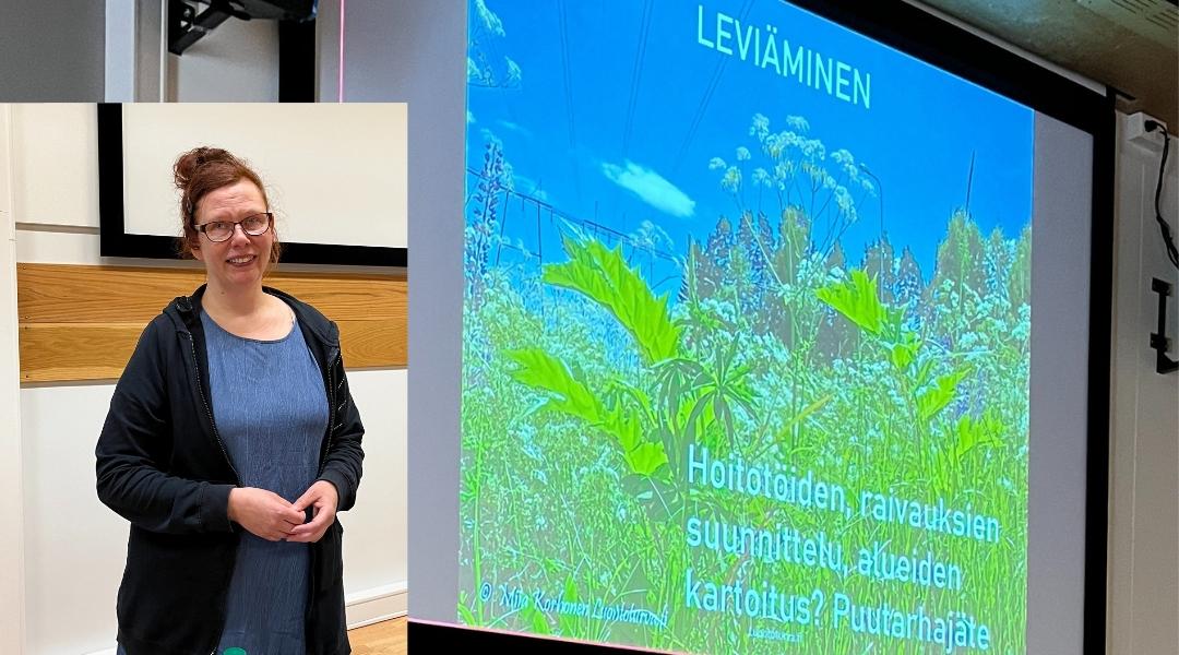 Taustalla näkyy kankaalle heijastettu kuva lupiineista, jonka päällä tekstiä otsikolla leviäminen. Vasemmassa alakulmassa hymyilevä henkilö.