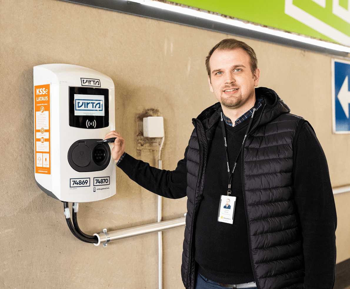 HalpaHallin kiinteistöpäällikkö Joonas Kontio lataamassa sähköautoa Ksse-latauspisteellä.
