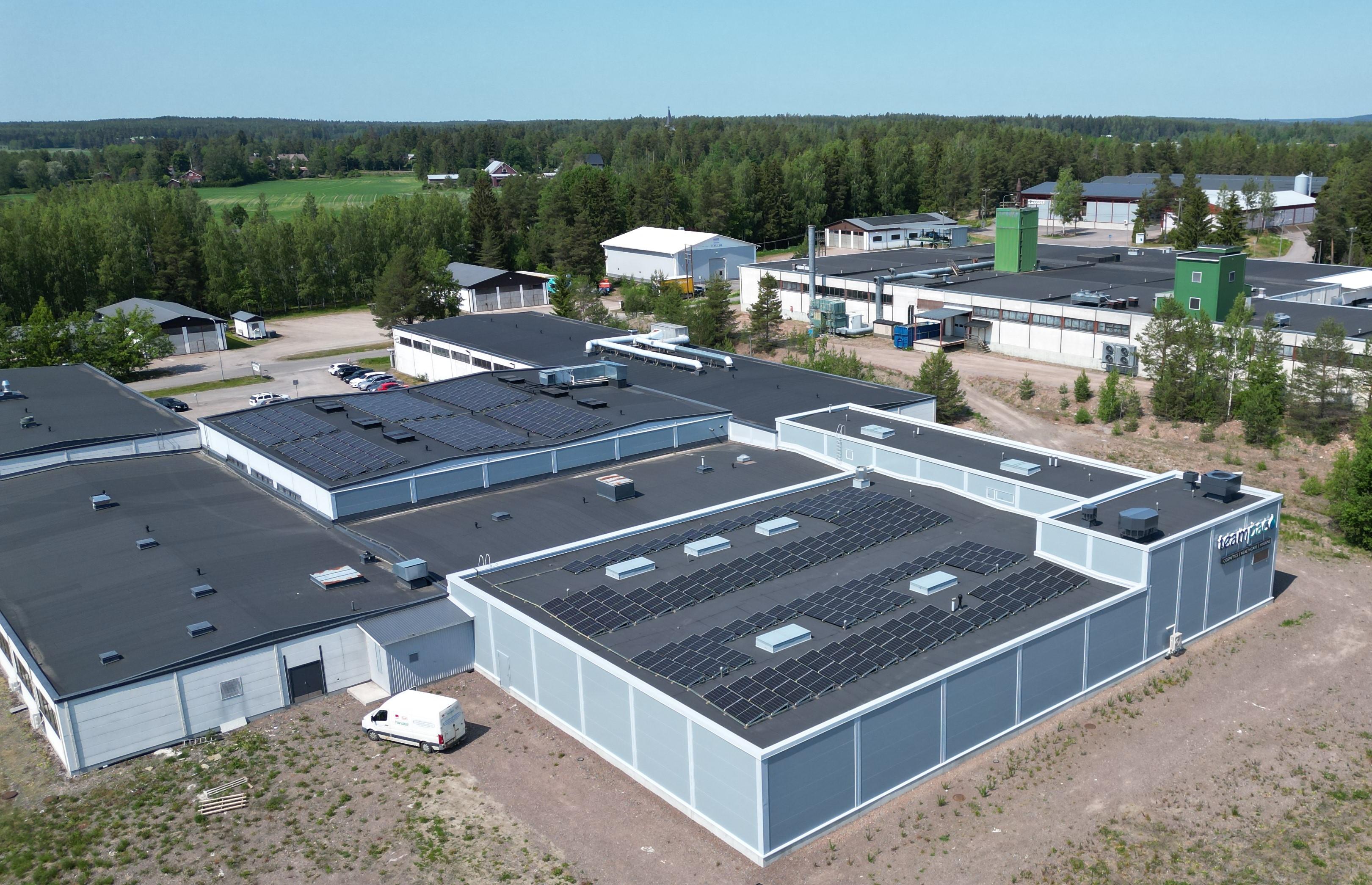 Kesäinen ilmakuva Teampacin tuotantolaitoksen katolla olevista aurinkopaneeleista.