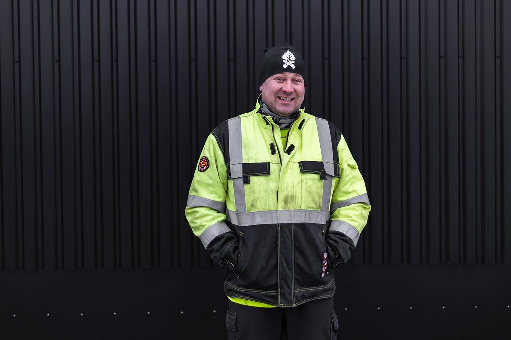 Polttopuita myyvän Klapijukan yrittäjä Antti Koivula toimipisteensä edustalla kertomassa KSS Energialta hankituista aurinkopaneeleista.
